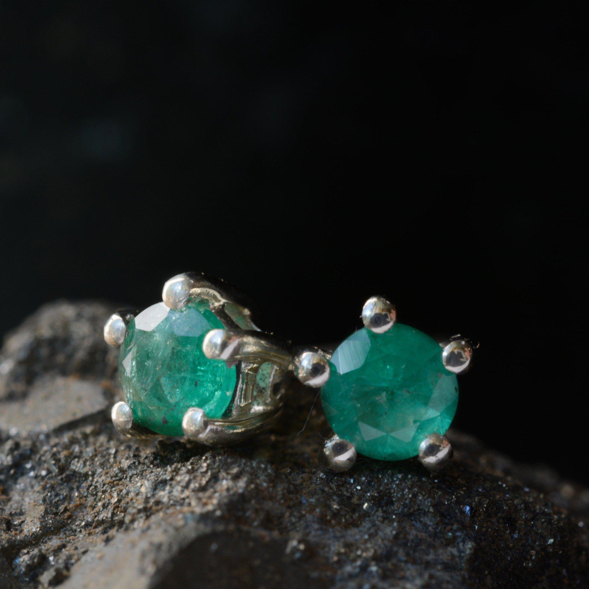 Small deals emerald earrings